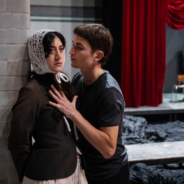 Gustav Lindh och Gizem Erdogan i Hamlet.