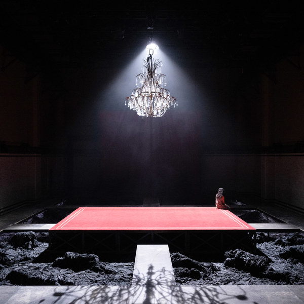 Gustav Lindh och Gizem Erdogan i Hamlet.