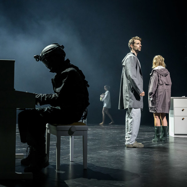 Adam Lundgren och Sofia Pekkari i Skammen.